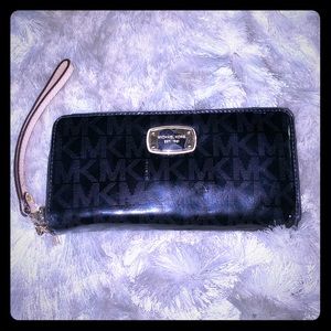 Michael kors MK Wristlet authentic